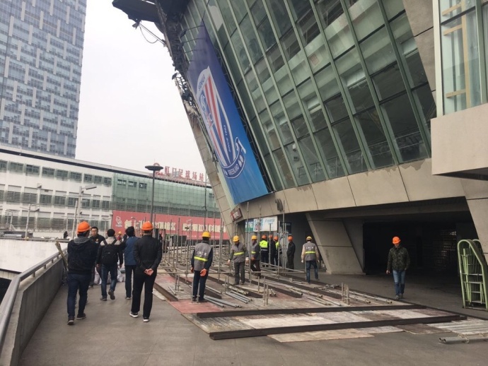 此前《全市场》报道，贝西诺因态度问题只能单独训练，并且“因纪律原因”落选了拉齐奥本周中的意大利杯参赛大名单。